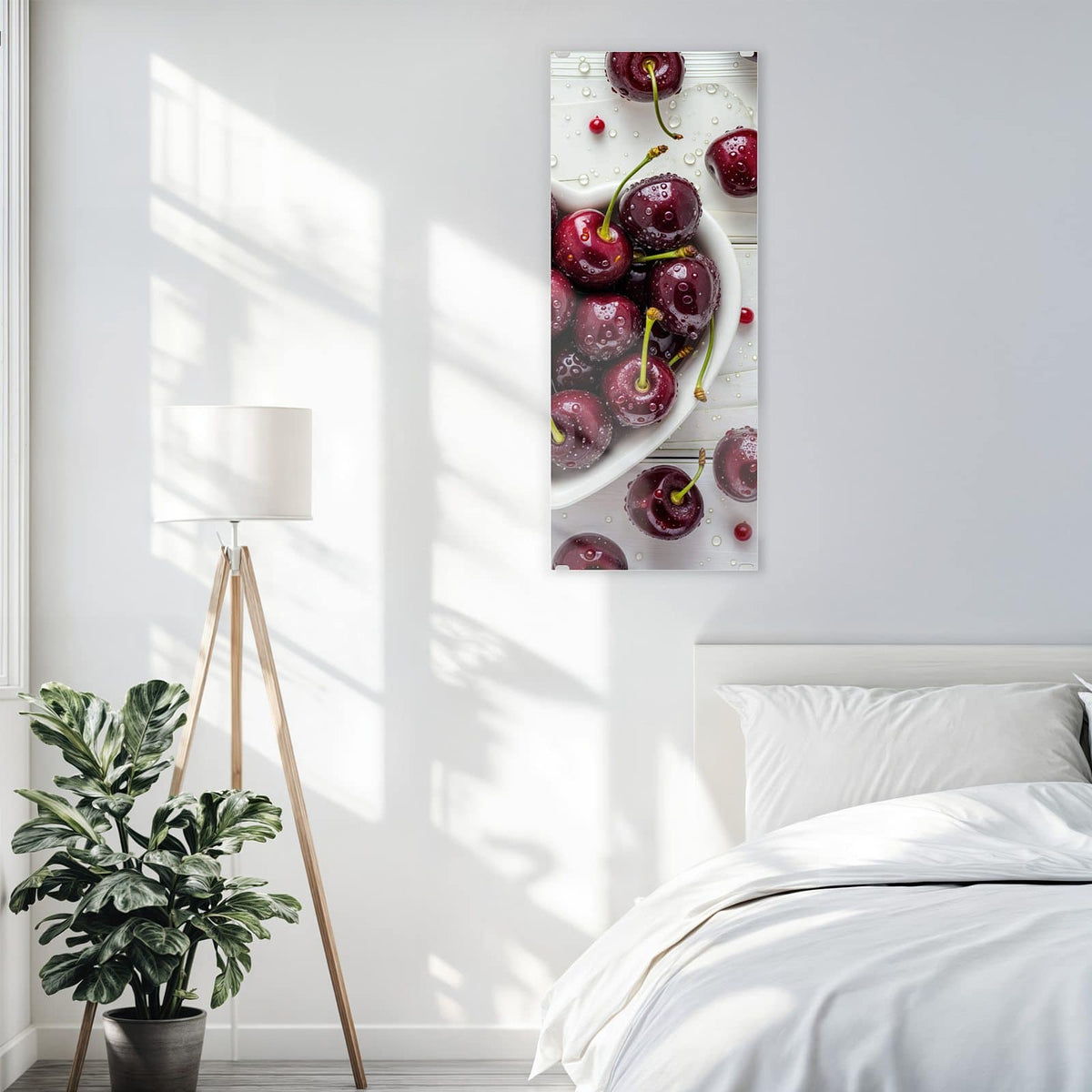 Glasbild Kirschen in Herzschale an der Wand – Dunkelrote Kirschen in einer herzförmigen weißen Schale auf weißem Holz
