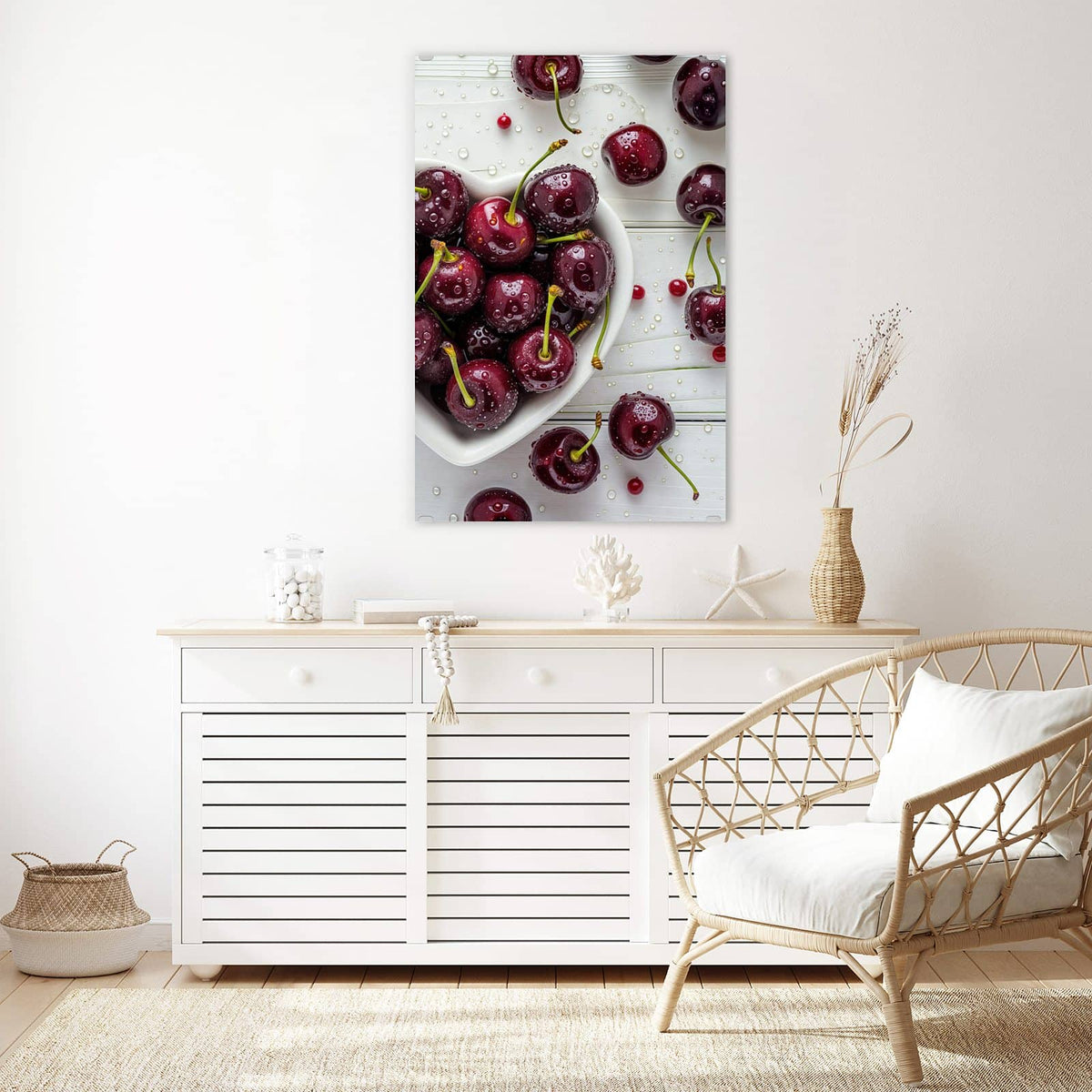 Glasbild Kirschen in Herzschale an der Wand – Dunkelrote Kirschen in einer herzförmigen weißen Schale auf weißem Holz