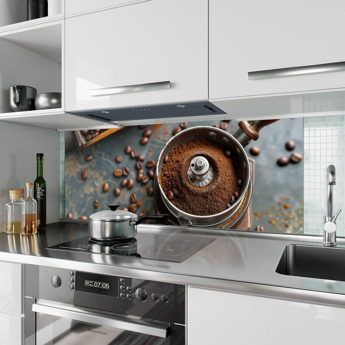 Küchenrückwand aus Glas Kaffeemühle im Hochformat als Spritzschutz hinter dem Kochfeld, über dem Fliesenspiegel montiert