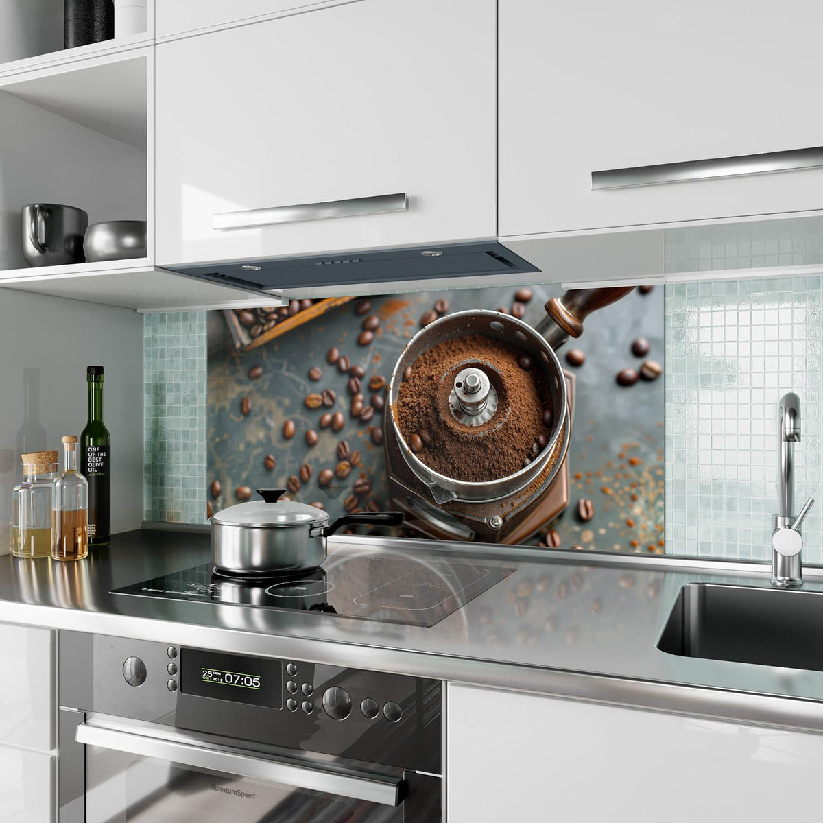 Küchenrückwand aus Glas Kaffeemühle im Hochformat als Spritzschutz hinter dem Kochfeld, über dem Fliesenspiegel montiert