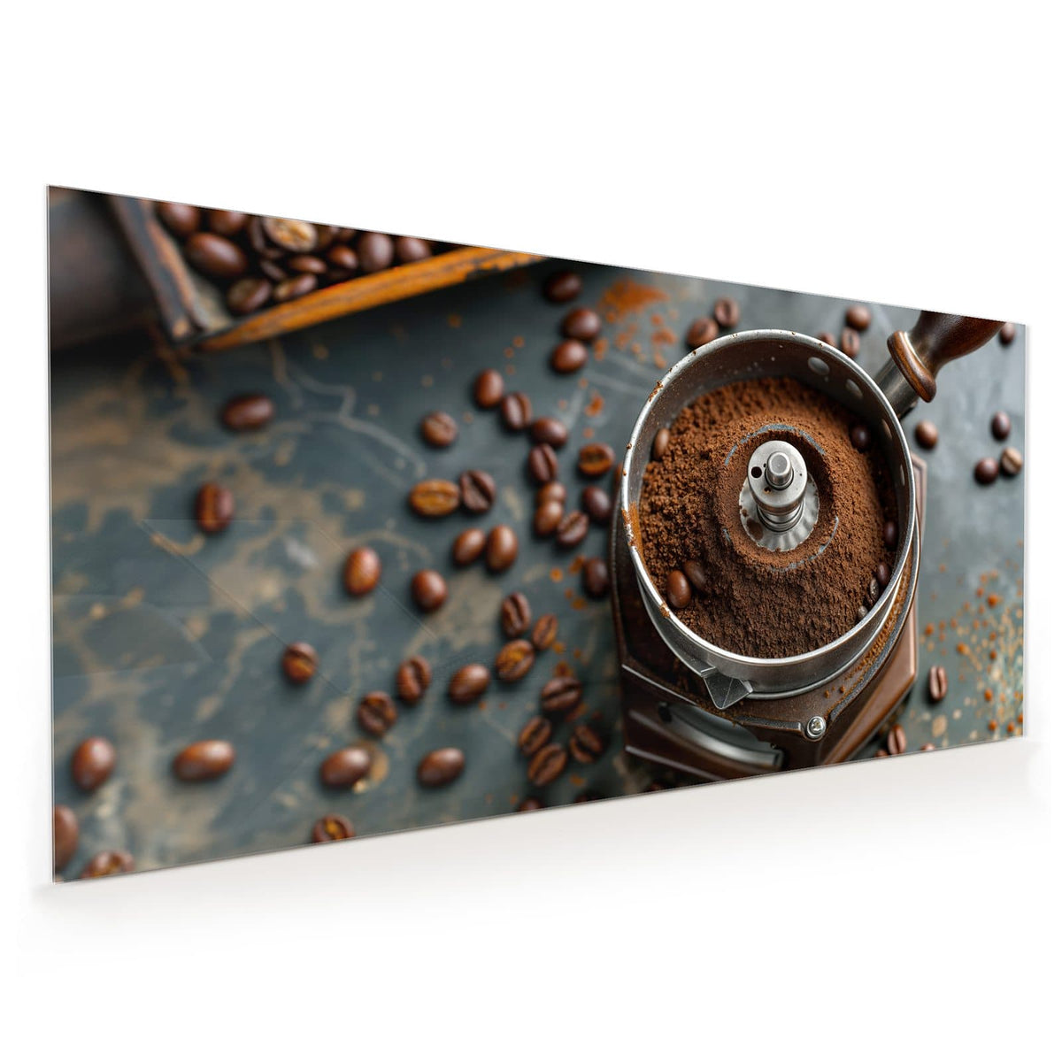 Küchenrückwand aus Glas im Hochformat: Alte Kaffeemühle von oben, gefüllt mit gemahlenem Kaffee, ringsum Bohnen