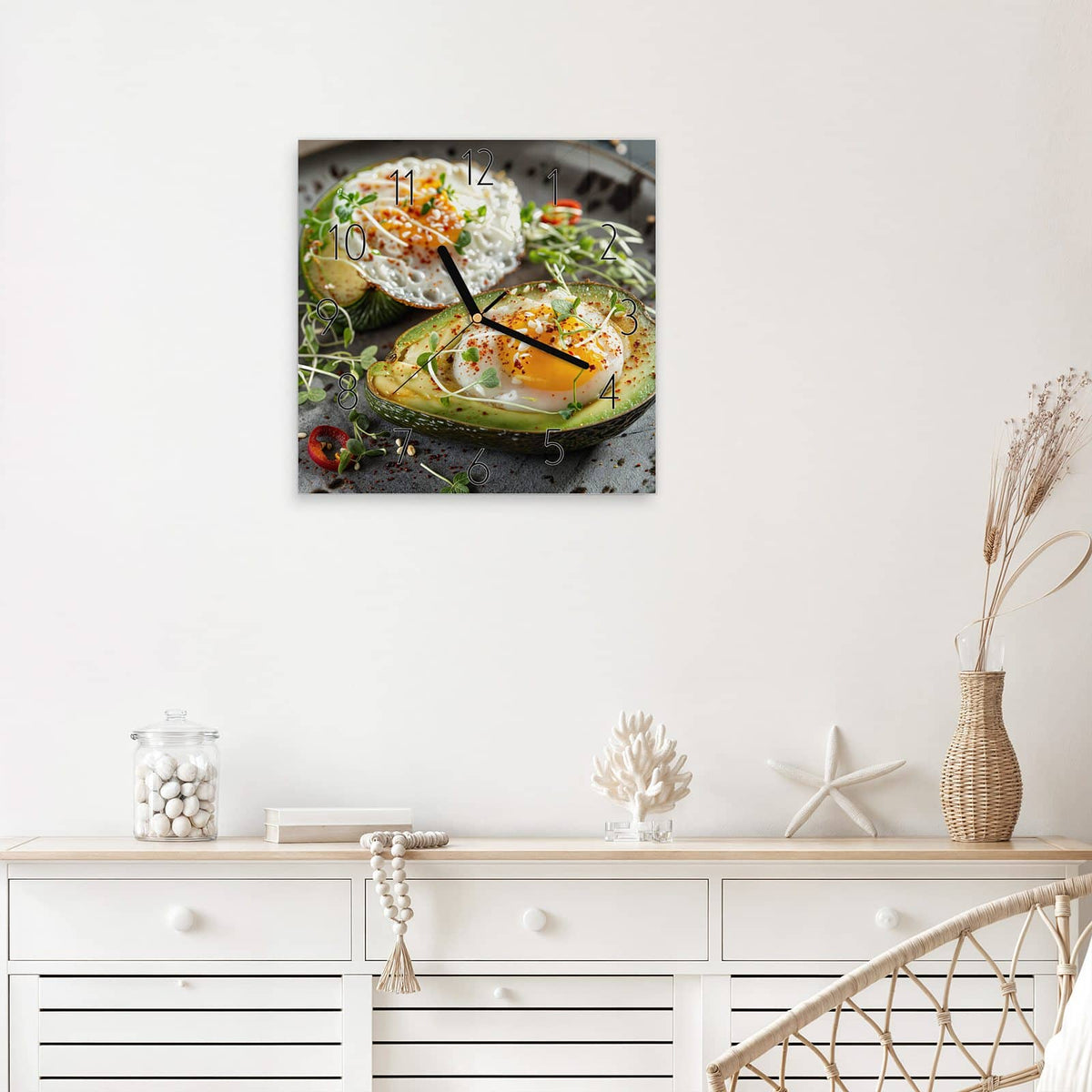 Wanduhr Ei in Avocadohälften aus Glas – Quadratisch 30 × 30 cm – Ei in Avocadohälften mit Kresse