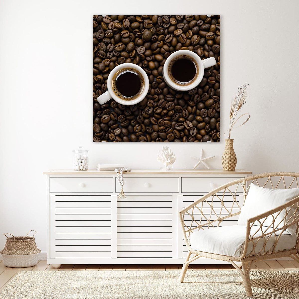 Glasbild Kaffeebohnen und Tassen an der Wand – Zwei weiße Tassen schwarzen Kaffees von oben auf einem Bett aus Kaffeebohnen