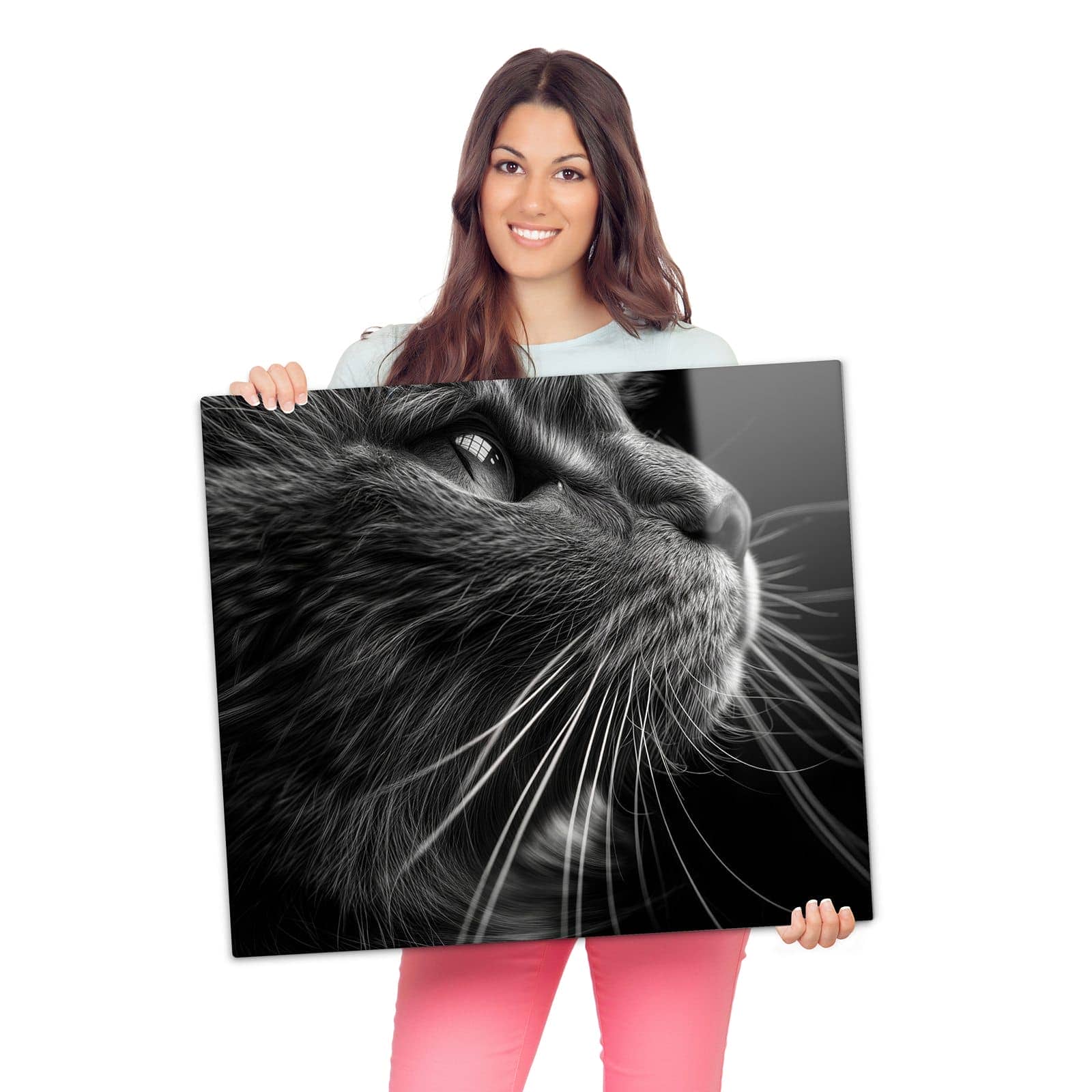 Herdabdeckplatte mit Nahaufnahme Katze-Motiv wird zur Größendarstellung gehalten