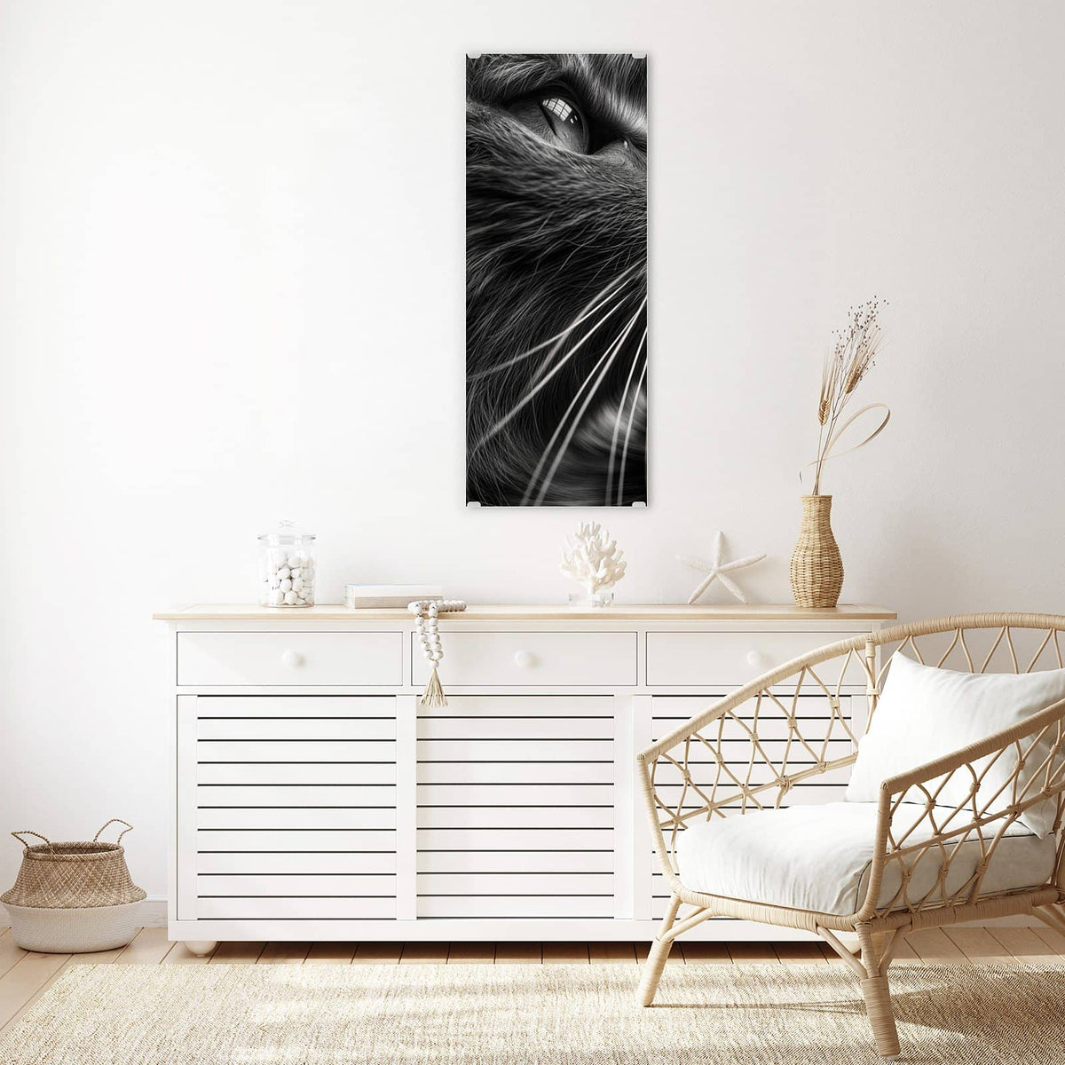 Glasbild Katze in Schwarzweiß an der Wand – Schwarzweiß-Nahaufnahme einer Katze, die nach oben blickt, lange helle Schnurrhaare