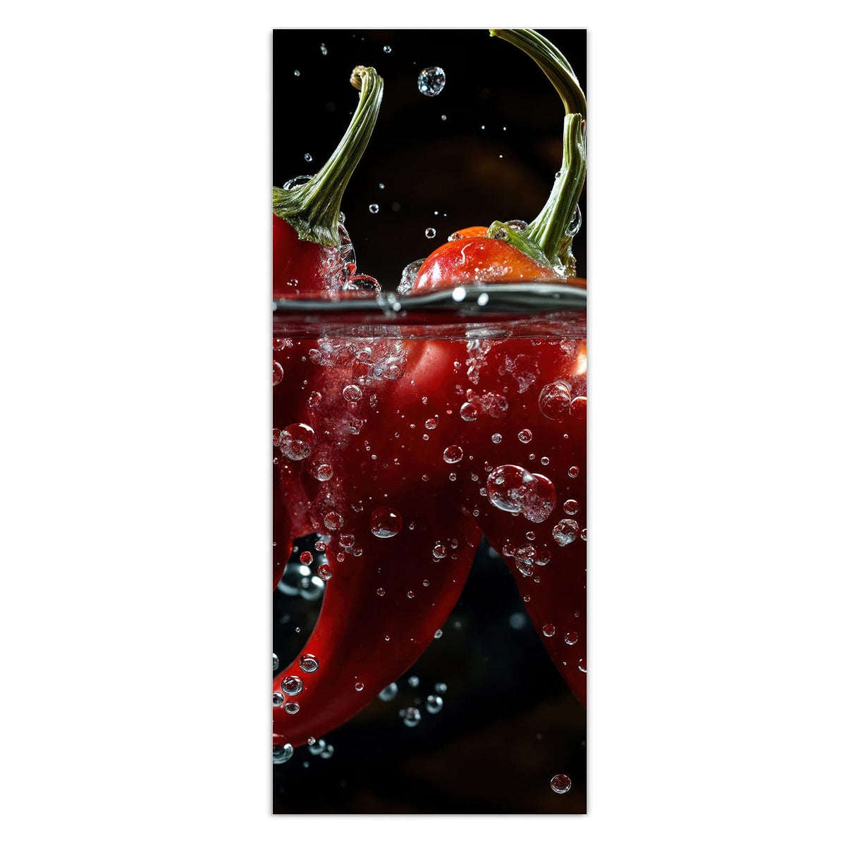 Rote Chilischoten halb im Wasser, dicht besetzt mit Luftblasen, schwarzer Hintergrund