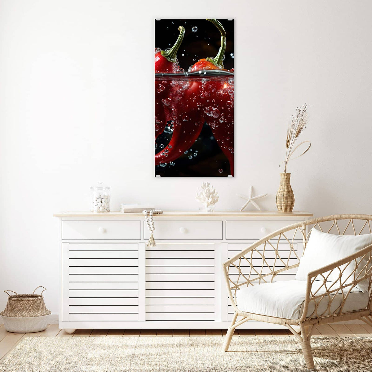 Glasbild Chilis mit Luftblasen an der Wand – Rote Chilischoten halb im Wasser, dicht besetzt mit Luftblasen, schwarzer Hintergrund