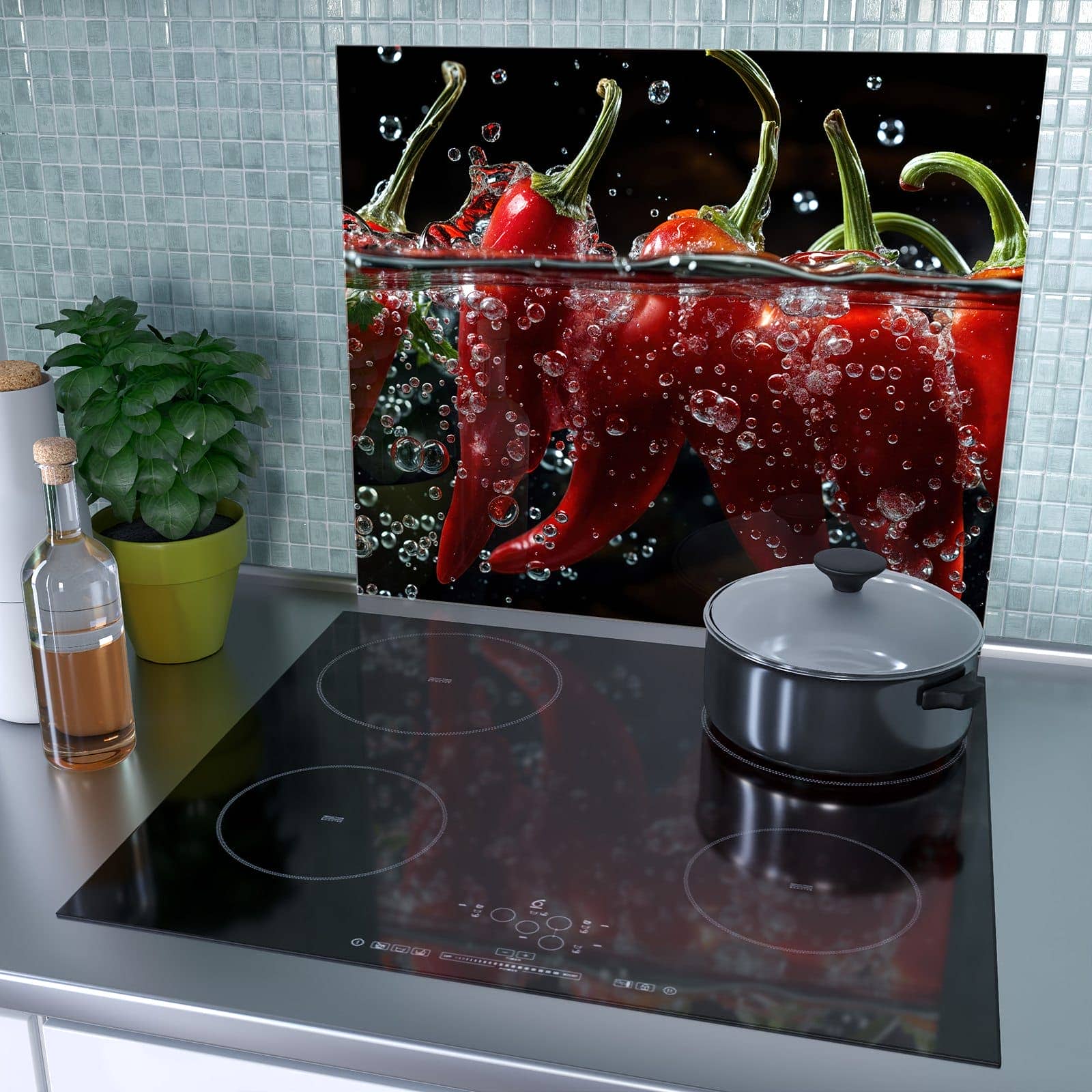 1-teilige Herdabdeckung mit Paprika im Wasser-Motiv als Spritzschutz hinter dem Kochfeld