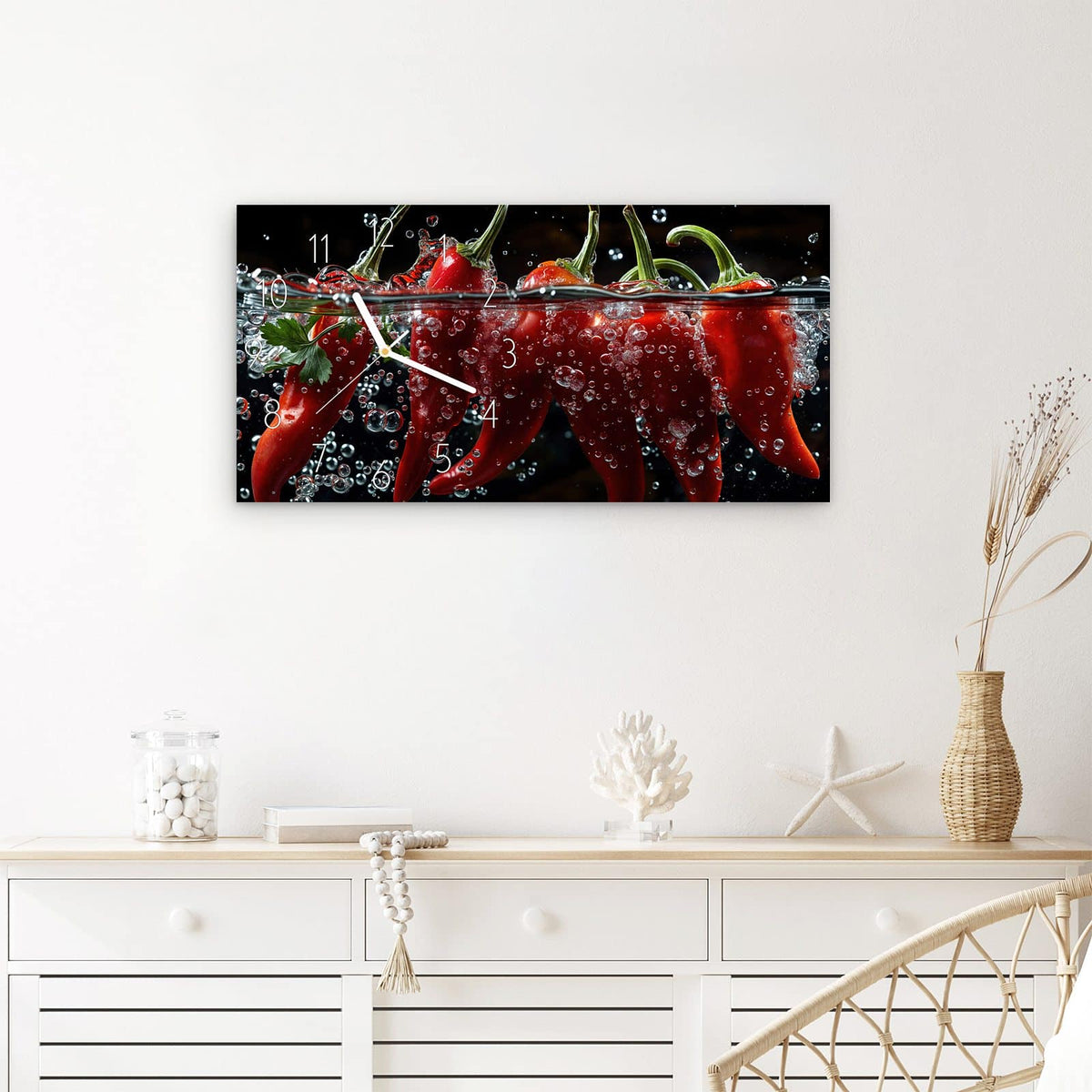 Wanduhr Paprika im Wasser aus Glas – Querformat 60 × 30 cm – Rote Chilis zwischen Luftblasen