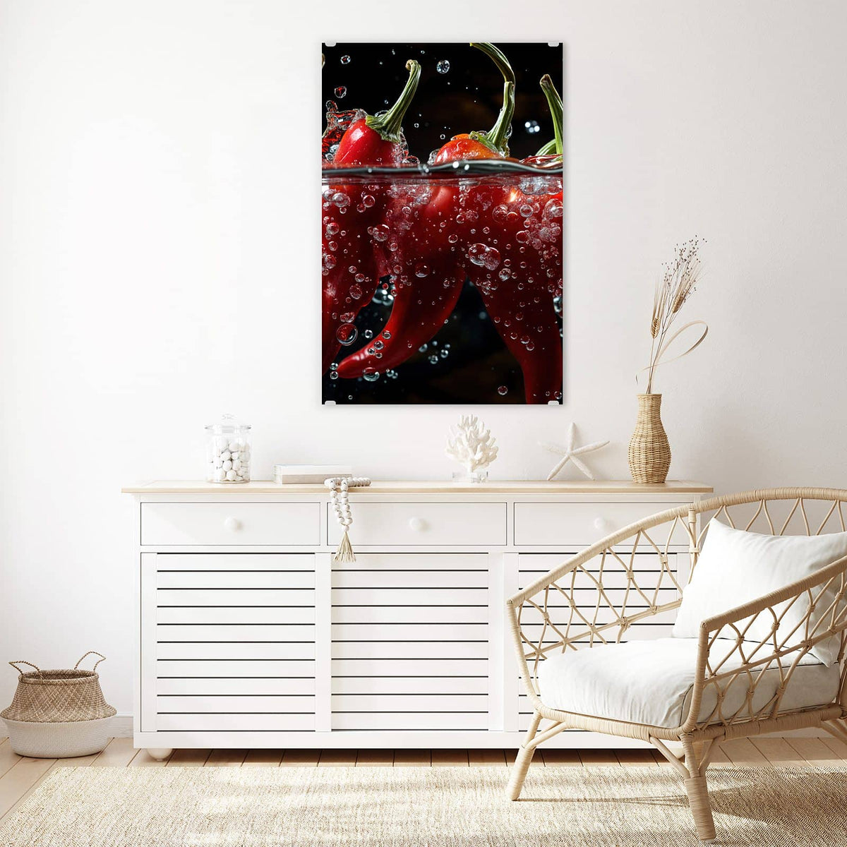 Glasbild Chilis mit Luftblasen an der Wand – Rote Chilischoten halb im Wasser, dicht besetzt mit Luftblasen, schwarzer Hintergrund
