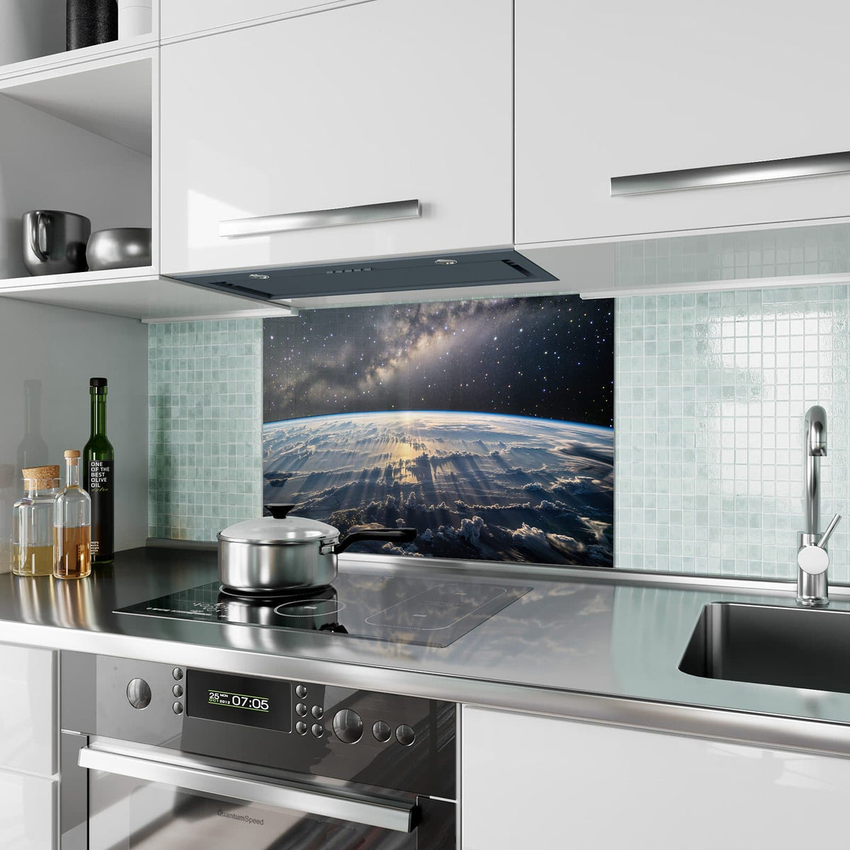 Küchenrückwand aus Glas Erde und Milchstraße im Hochformat als Spritzschutz hinter dem Kochfeld, über dem Fliesenspiegel montiert