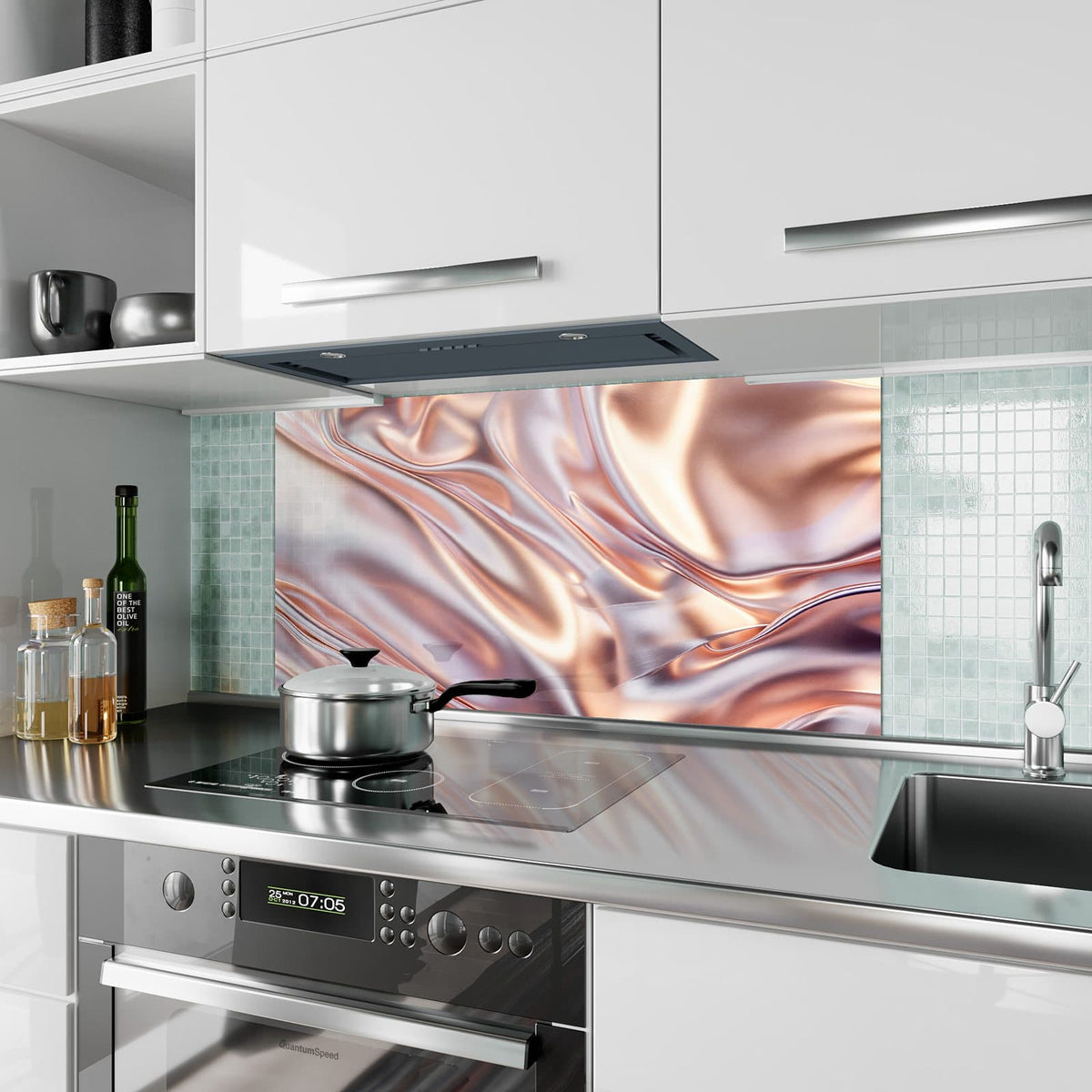 Küchenrückwand aus Glas Seidenfalten in Kupfer im Hochformat als Spritzschutz hinter dem Kochfeld, über dem Fliesenspiegel montiert