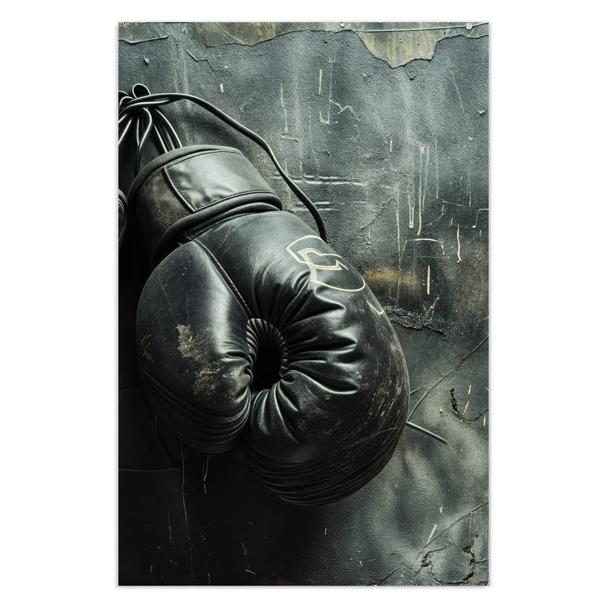 zwei schwarze, abgewetzte Boxhandschuhe hängen vor dunkler, rissiger Wand