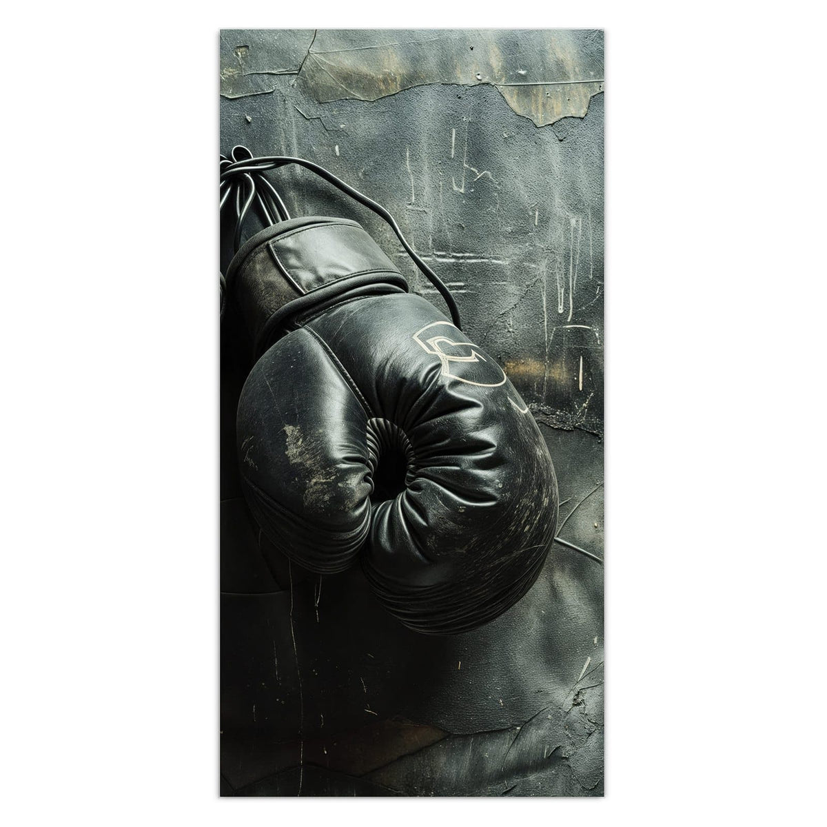 zwei schwarze, abgewetzte Boxhandschuhe hängen vor dunkler, rissiger Wand
