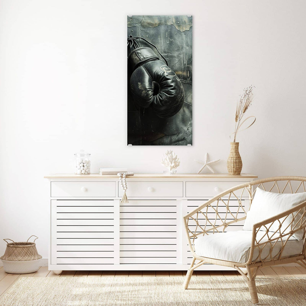 Glasbild Boxhandschuhe an Wand an der Wand – zwei schwarze, abgewetzte Boxhandschuhe hängen vor dunkler, rissiger Wand