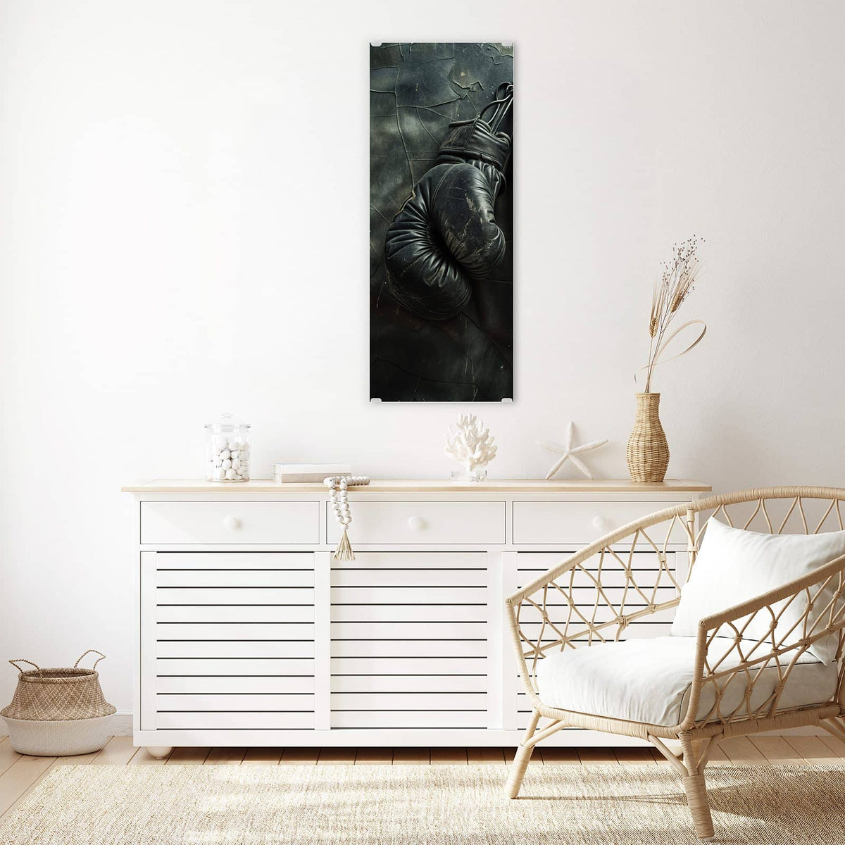 Glasbild Boxhandschuhe an Wand an der Wand – zwei schwarze, abgewetzte Boxhandschuhe hängen vor dunkler, rissiger Wand