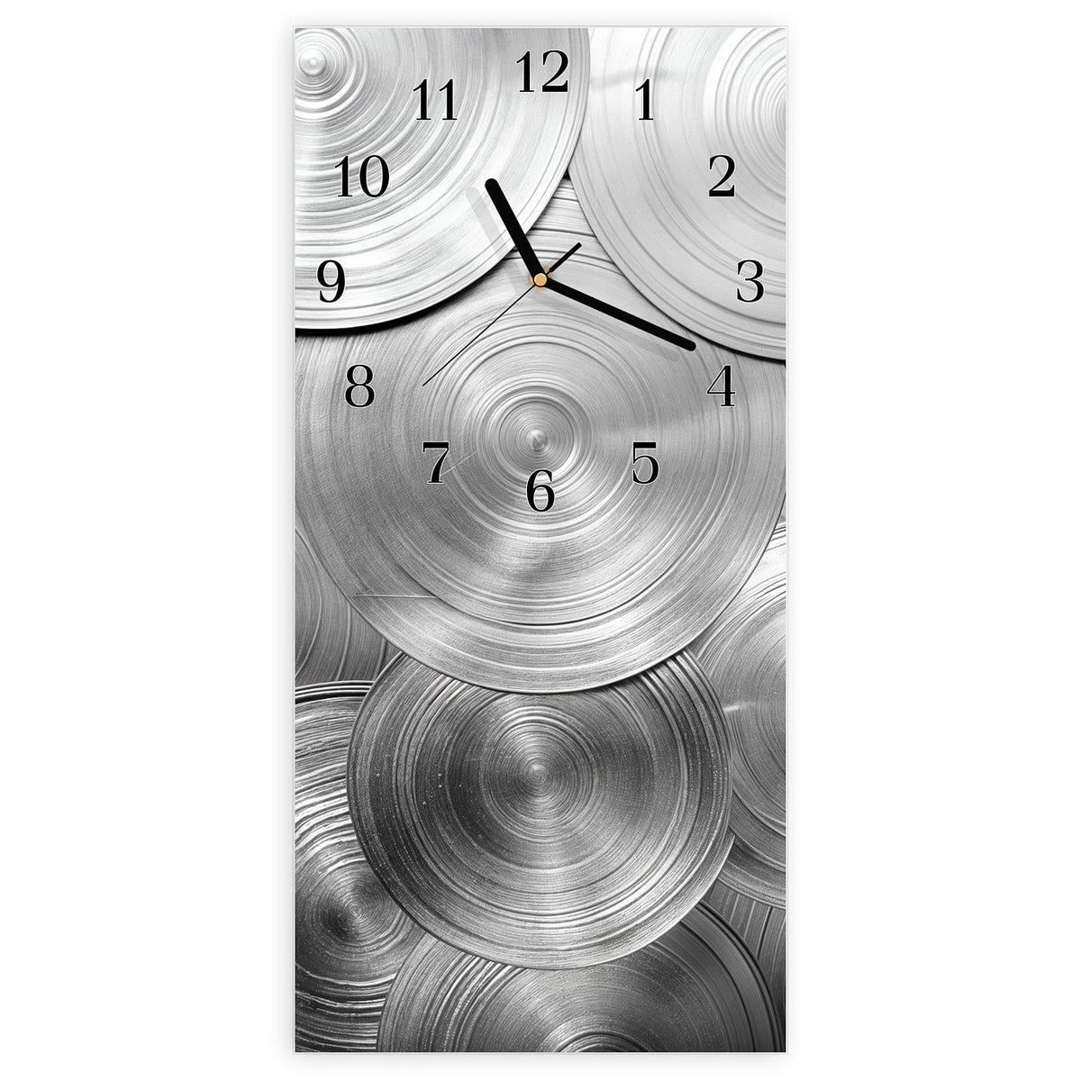 Wanduhr aus Glas, Ziffernblatt Klassisch mit Motiv Metallische Scheiben: Überlappende runde Metallscheiben mit konzentrischen Drehrillen in Silber #ziffernblatt_Klassisch