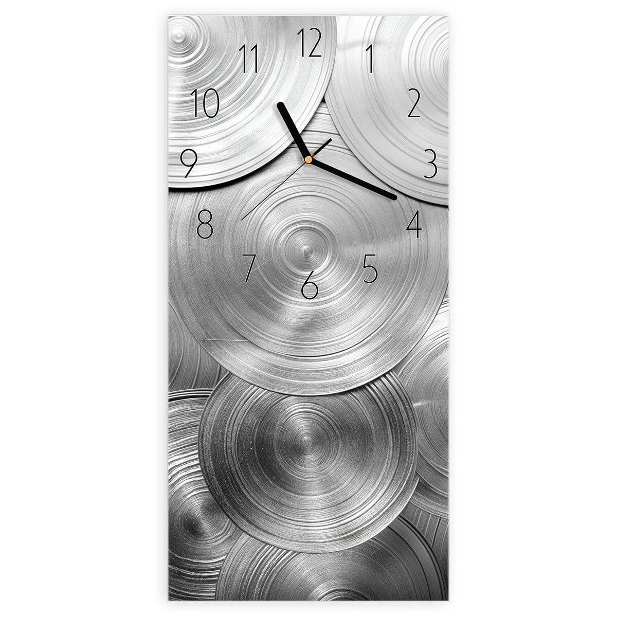 Wanduhr aus Glas, Ziffernblatt Elegant mit Motiv Metallische Scheiben: Überlappende runde Metallscheiben mit konzentrischen Drehrillen in Silber #ziffernblatt_Elegant