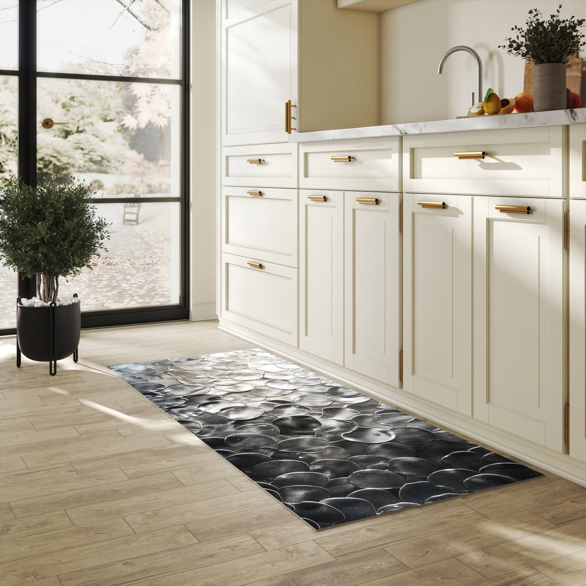 Rutschfester Küchenteppich mit Motiv Metallic Schuppen in heller Küche