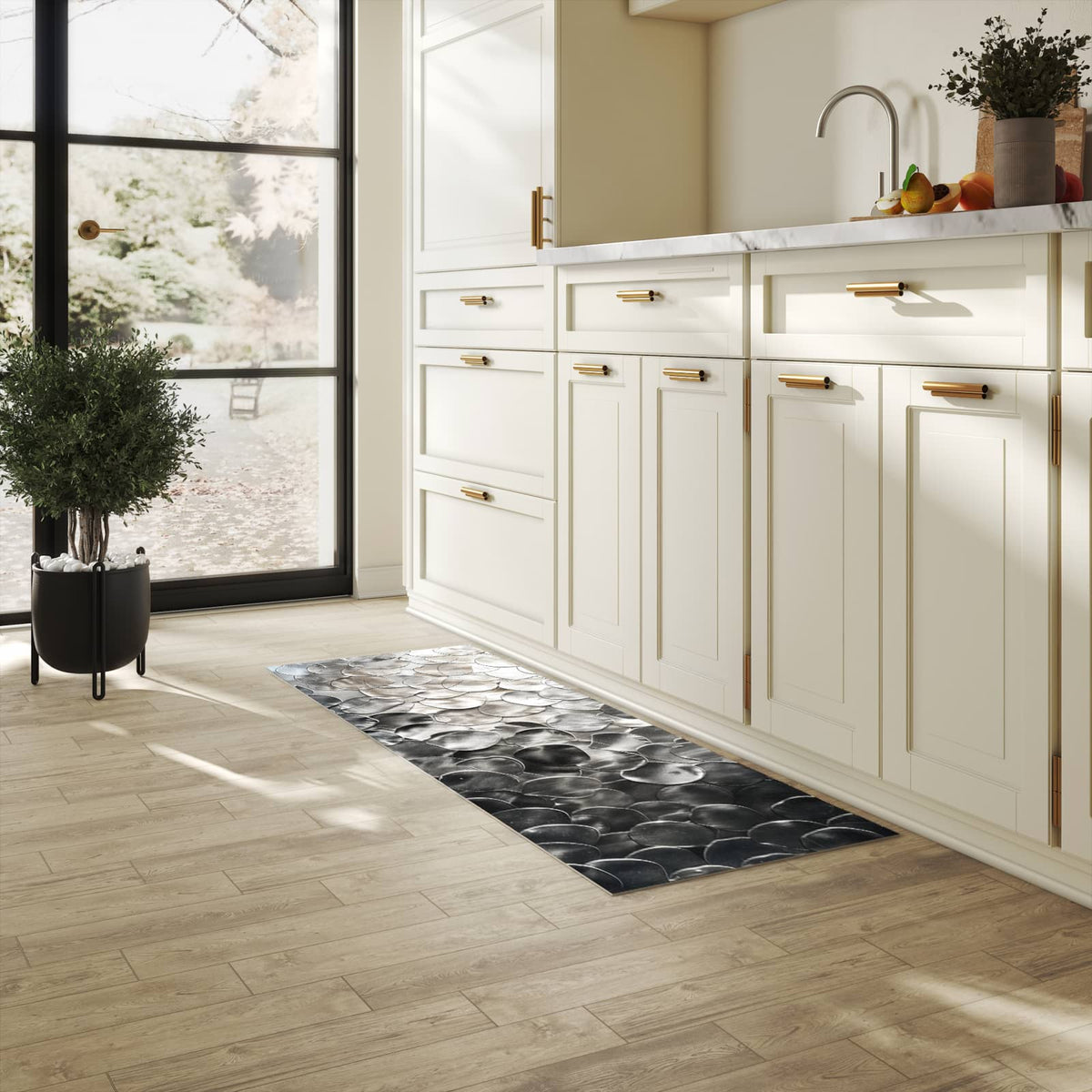Küchenteppich mit Motiv Metallic Schuppen für angenehme Haptik in heller Küche
