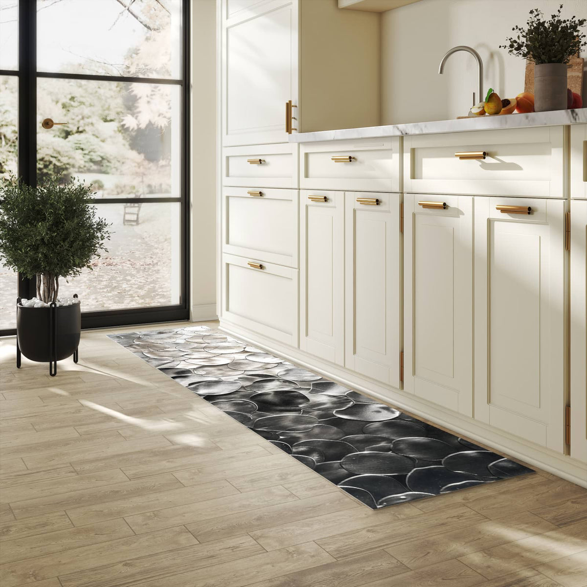 Strapazierfähiger Küchenteppich mit Motiv Metallic Schuppen in heller Küche