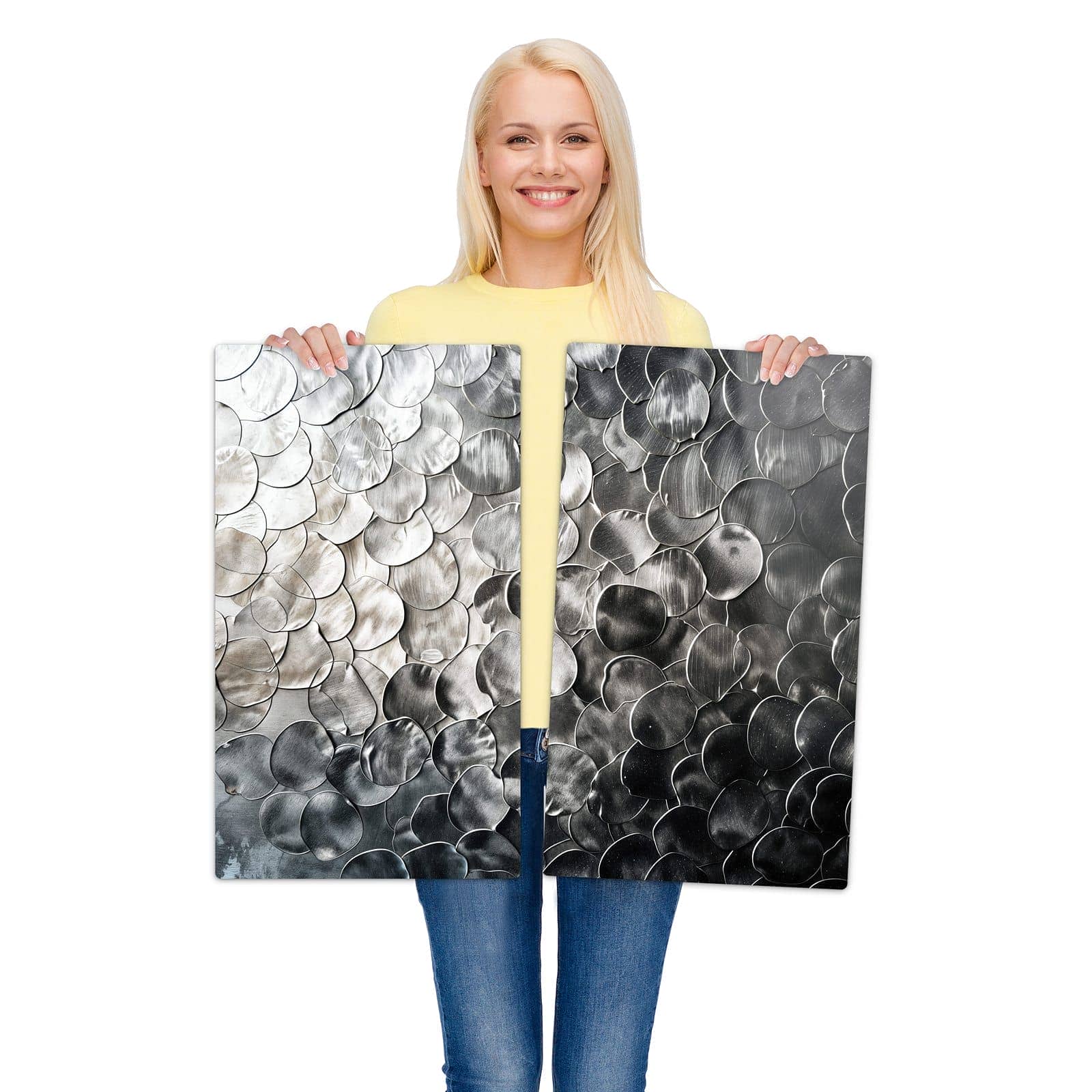 2-teilige Herdabdeckplatten aus Glas mit Metallic Schuppen-Motiv wird zur Größendarstellung gehalten