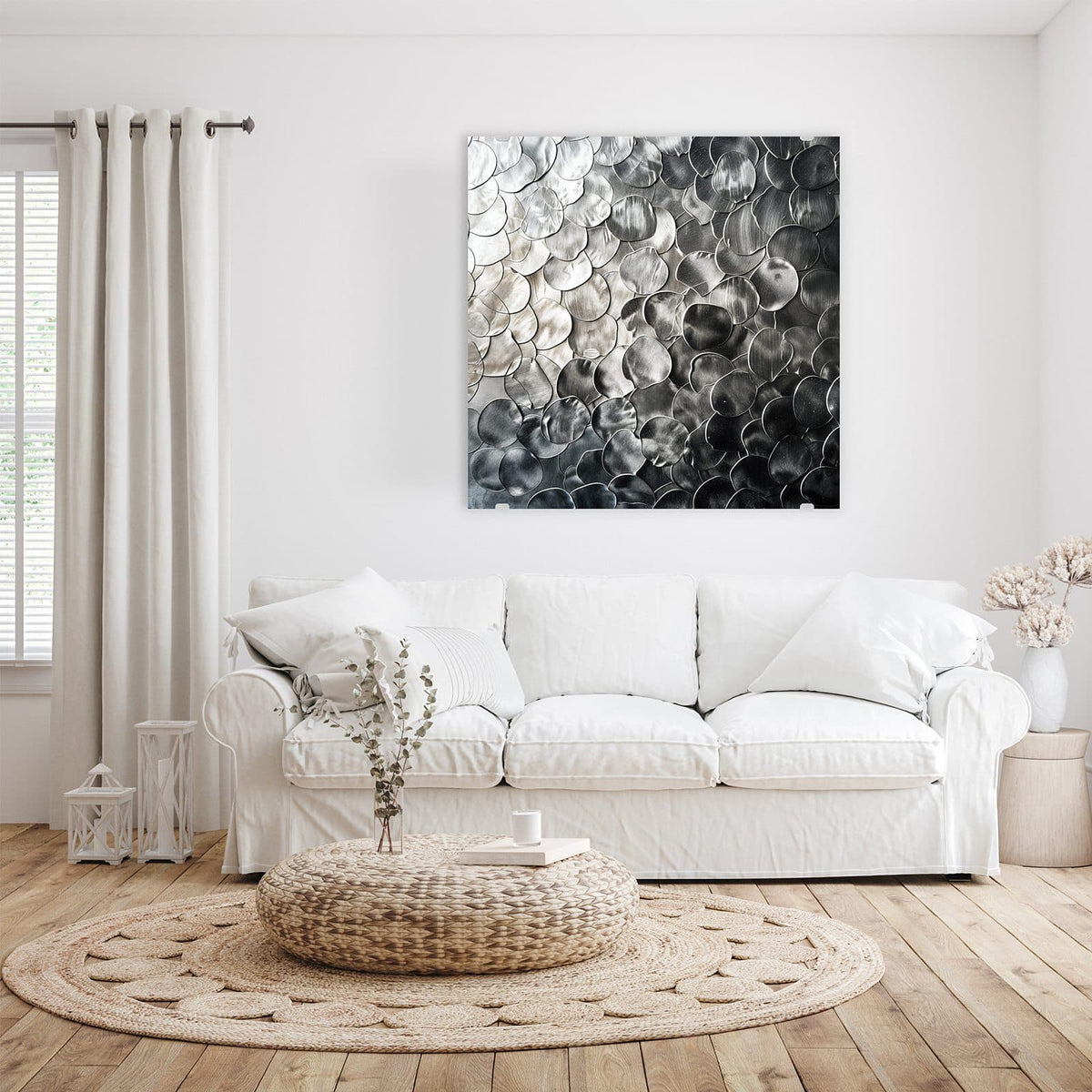 Glasbild Silberne Schuppen an der Wand – Überlappende runde Metallplättchen wie Schuppen, Verlauf von Hellsilber zu Anthrazit