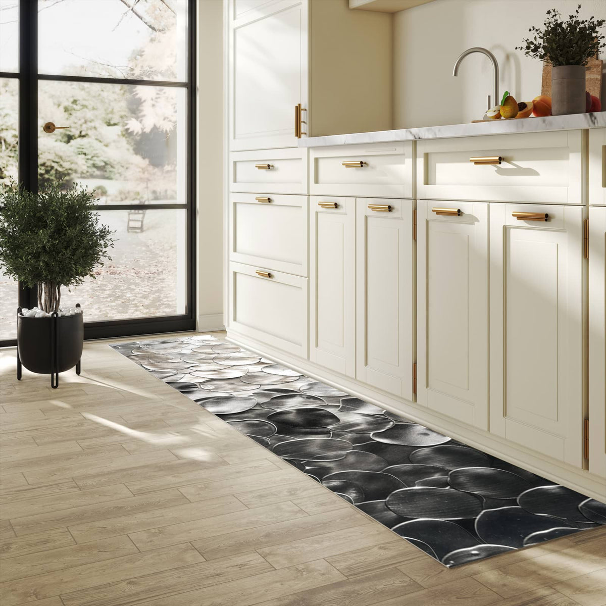Waschbarer Küchenteppich mit Motiv Metallic Schuppen in heller Küche