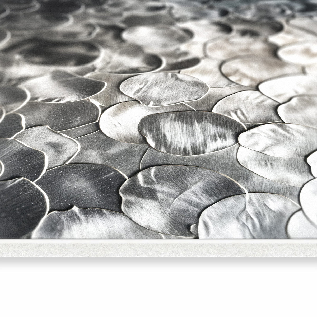 Strapazierfähiger Küchenteppich mit Motiv Metallic Schuppen in seitlicher Ansicht