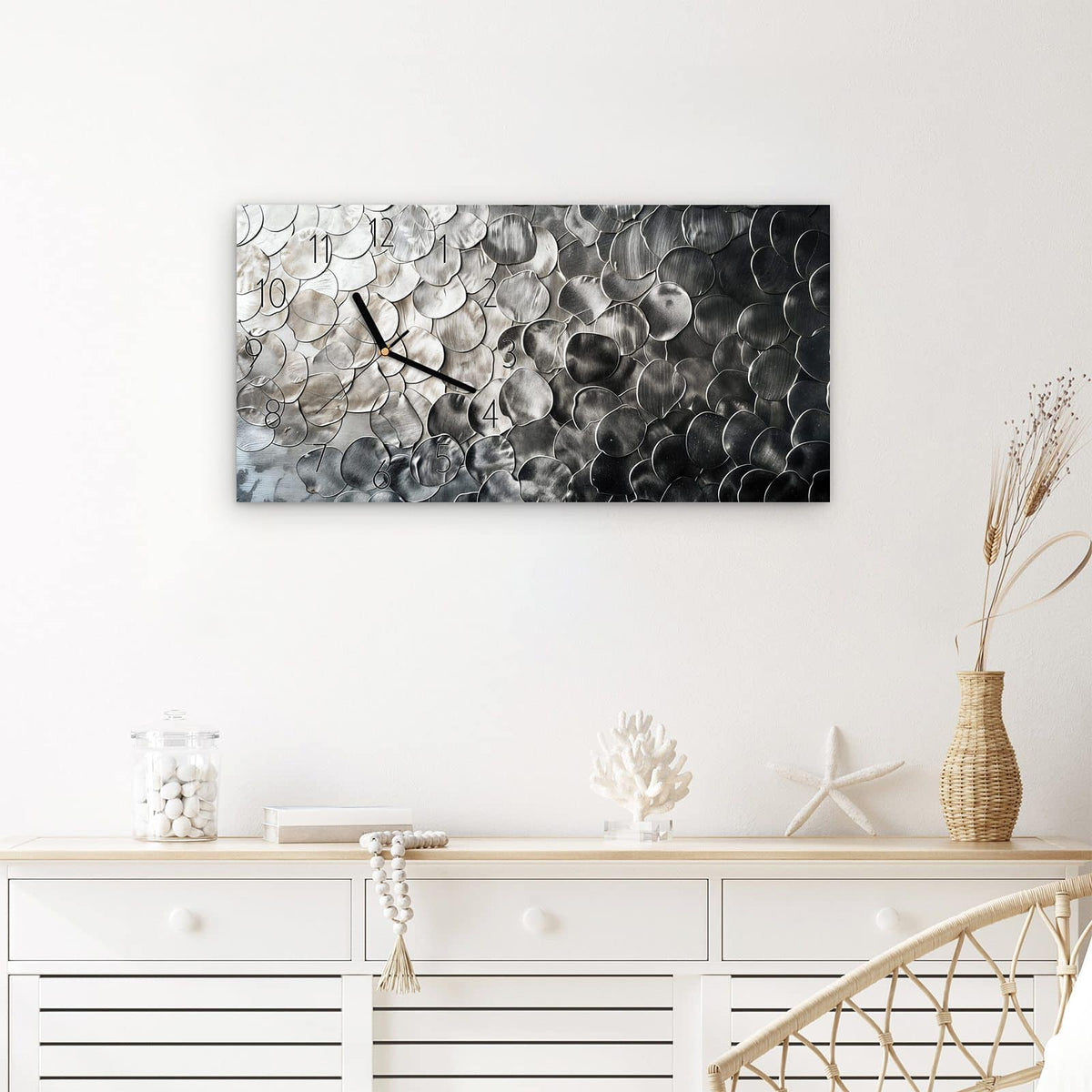 Wanduhr Metallic Schuppen aus Glas – Querformat 60 × 30 cm – Schimmernde Plättchen in Silber