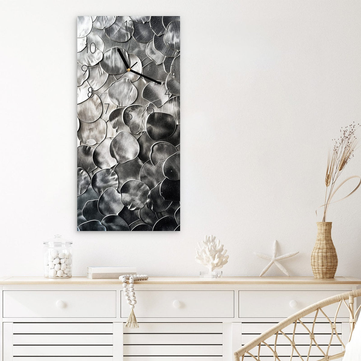 Wanduhr aus Glas im Hochformat Silberne Schuppen mit Ziffernblatt Elegant über einem weißen Sideboard