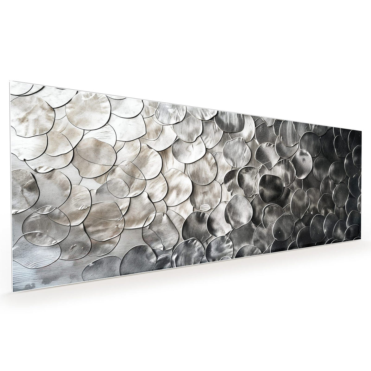 Küchenrückwand aus Glas im Hochformat mit Motiv Silberne Schuppen: Überlappende runde Metallplättchen wie Schuppen, Verlauf von Hellsilber zu Anthrazit #grösse_40 x 100 cm #grösse_50 x 125 cm #grösse_60 x 150 cm