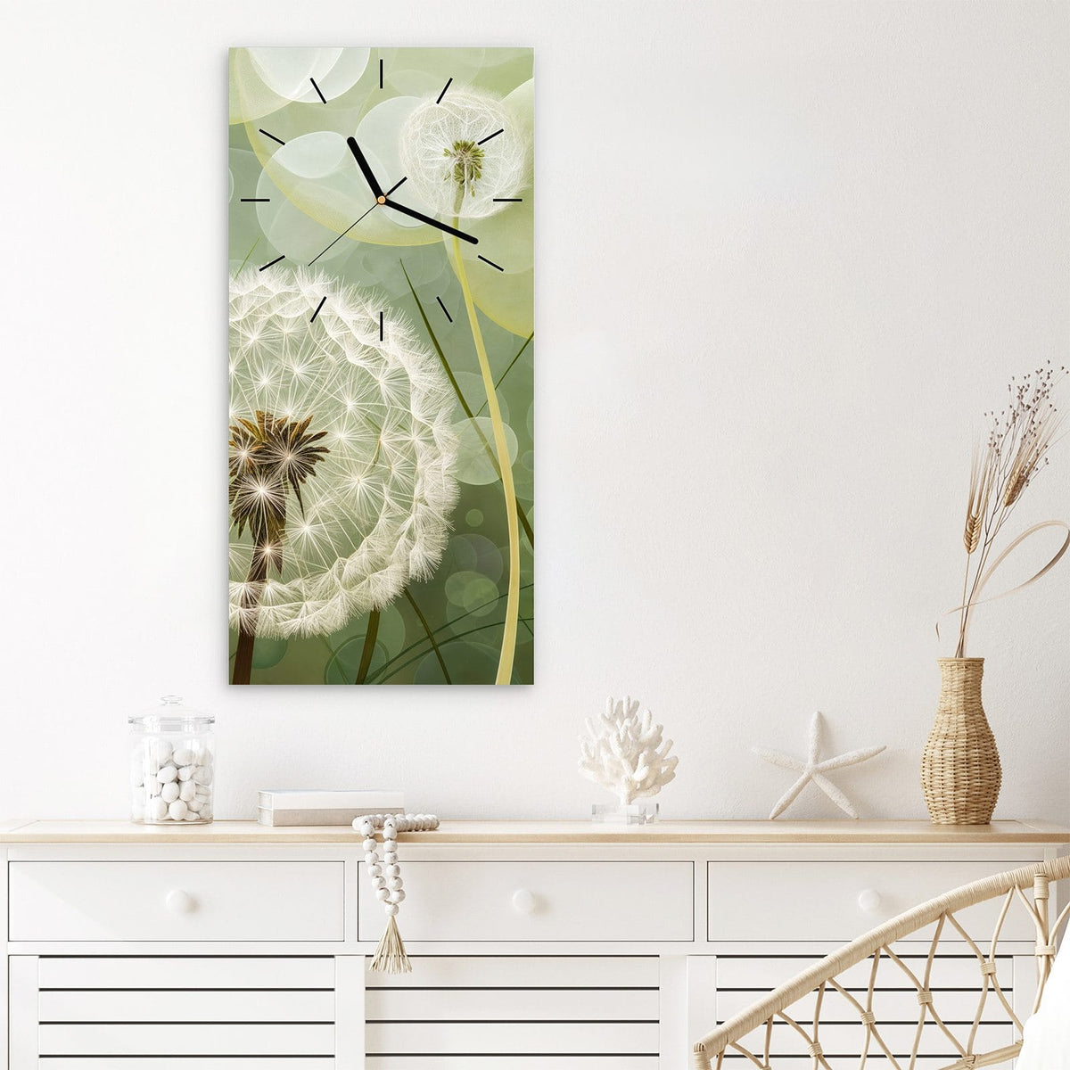 Wanduhr aus Glas im Hochformat Zwei Pusteblumen mit Ziffernblatt Linie über einem weißen Sideboard
