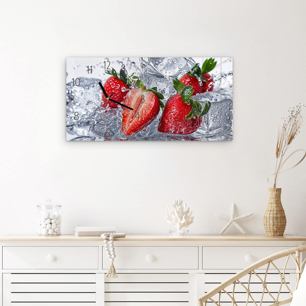 Wanduhr Erdbeeren im Wasser aus Glas – Querformat 60 × 30 cm – Erdbeeren und Eiswürfel im Spritzwasser