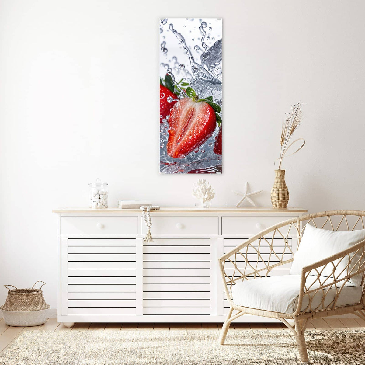 Wandbild - Erdbeeren auf Eis - Hochformat – Erdbeeren und Eiswürfel im Spritzwasser