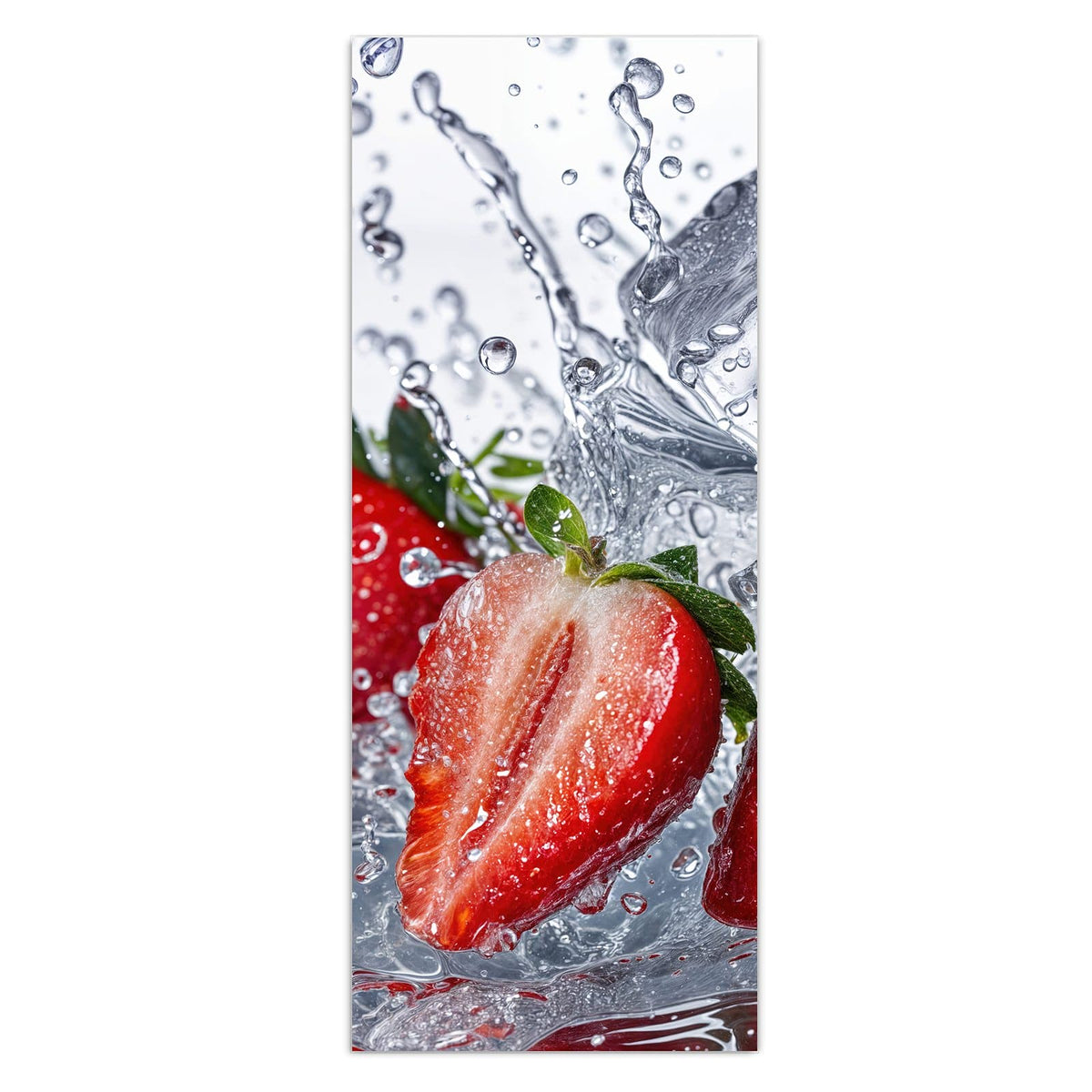 Erdbeeren, eine davon halbiert, mit Eiswürfeln im aufspritzenden Wasser vor Weiß