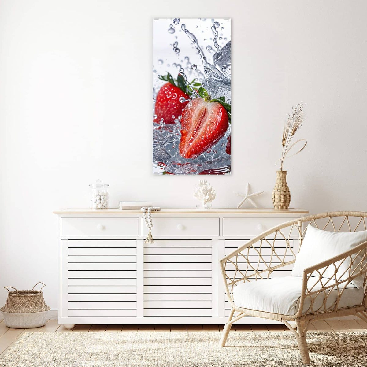 Glasbild Erdbeeren auf Eis an der Wand – Erdbeeren, eine davon halbiert, mit Eiswürfeln im aufspritzenden Wasser vor Weiß