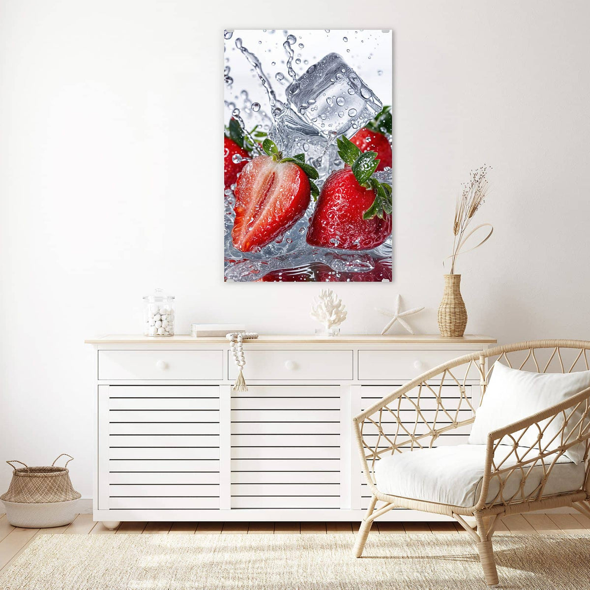 Glasbild Erdbeeren auf Eis an der Wand – Erdbeeren, eine davon halbiert, mit Eiswürfeln im aufspritzenden Wasser vor Weiß
