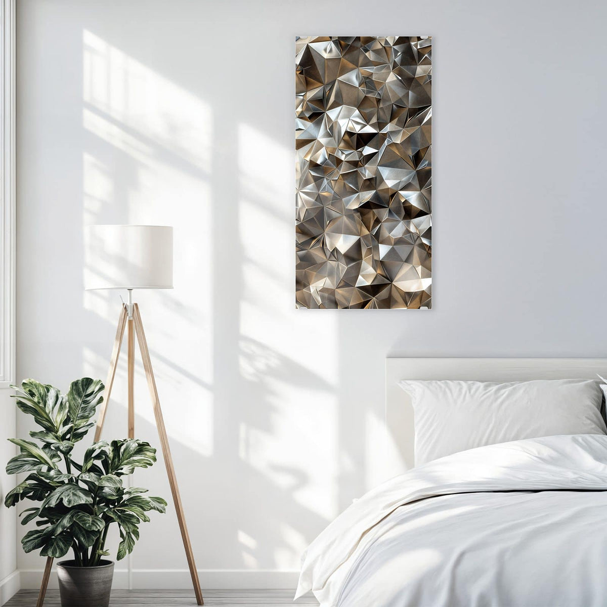 Glasbild Facetten in Silber an der Wand – Dicht gepackte facettierte Metallflächen in Silber mit warmen Bronzetönen