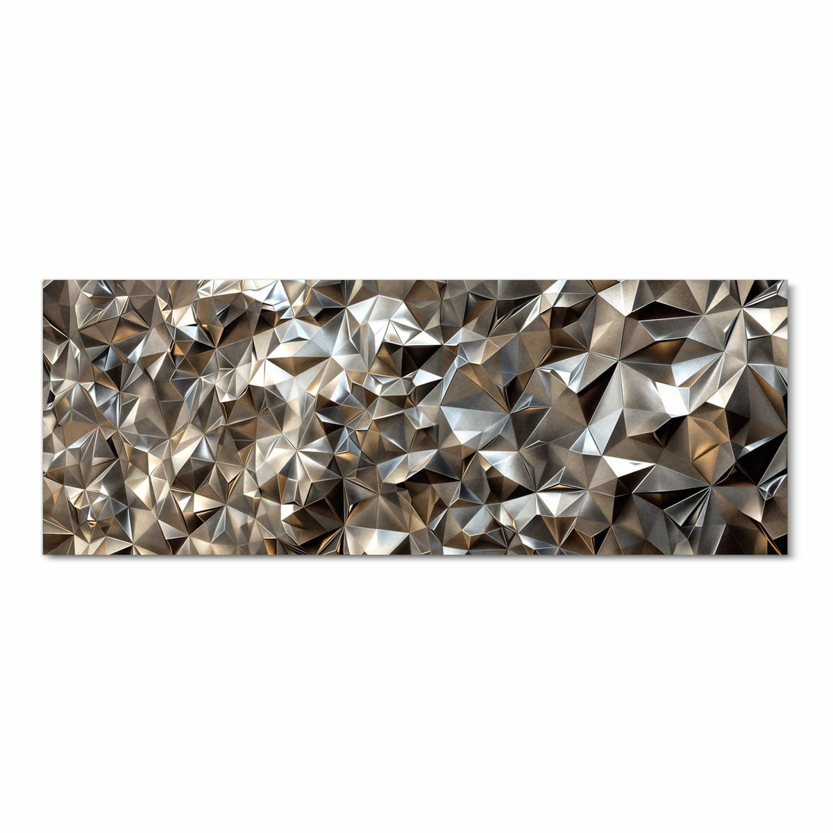 Dicht gepackte facettierte Metallflächen in Silber mit warmen Bronzetönen