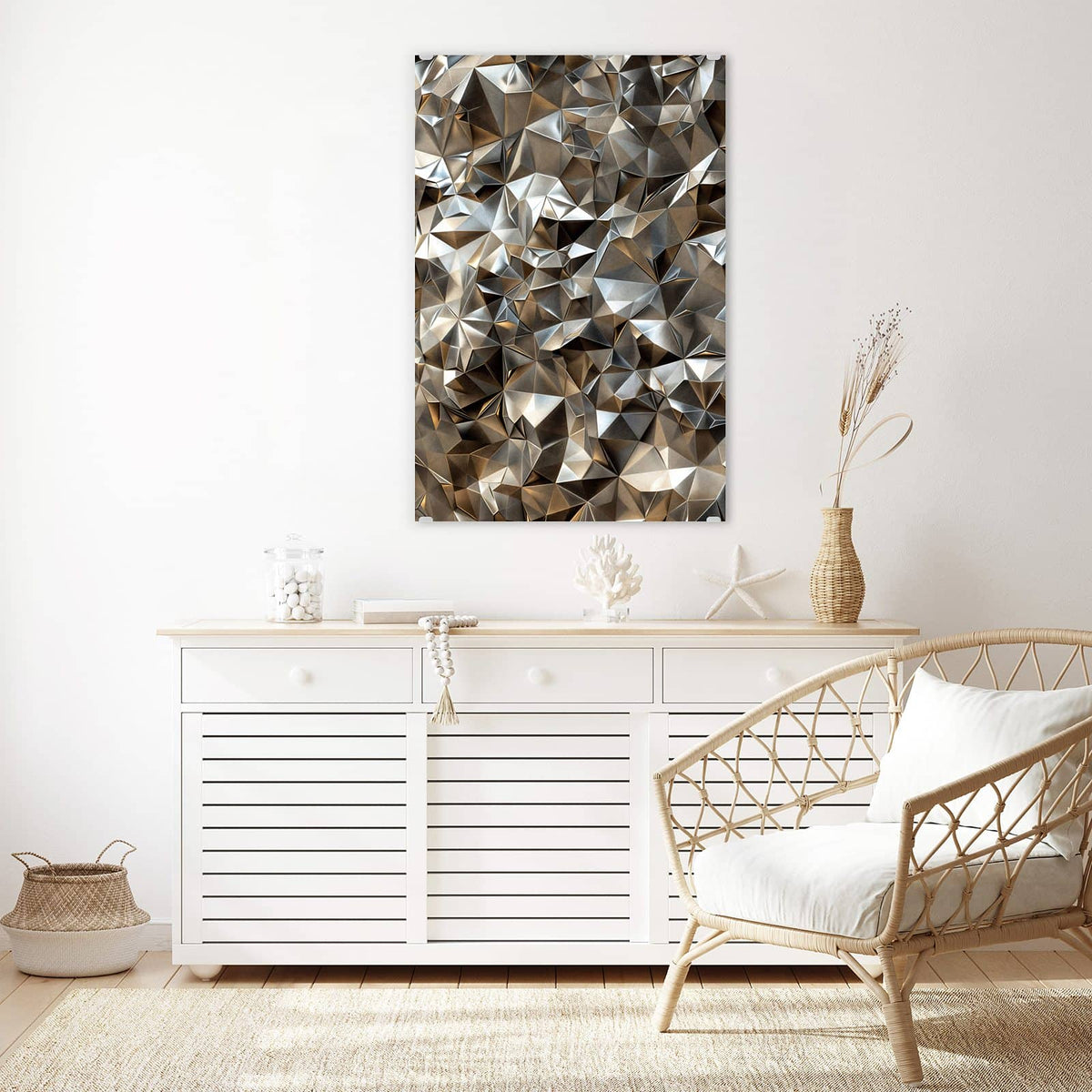 Glasbild Facetten in Silber an der Wand – Dicht gepackte facettierte Metallflächen in Silber mit warmen Bronzetönen