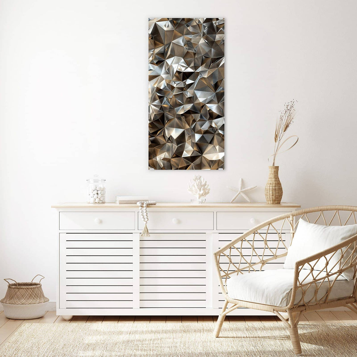 Glasbild Facetten in Silber an der Wand – Dicht gepackte facettierte Metallflächen in Silber mit warmen Bronzetönen