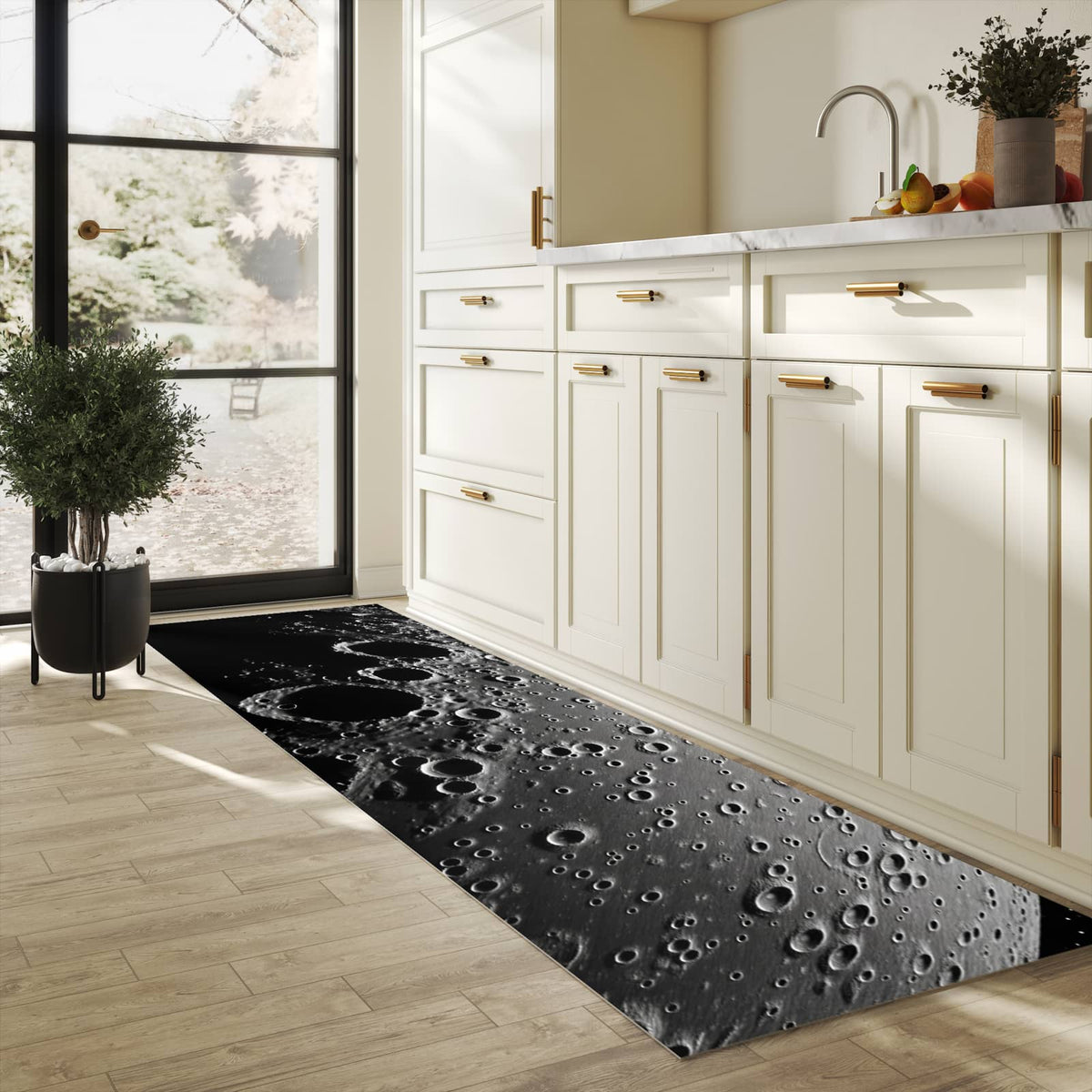 Geräuschdämpfender Küchenläufer mit Motiv Mondoberfläche in heller Küche