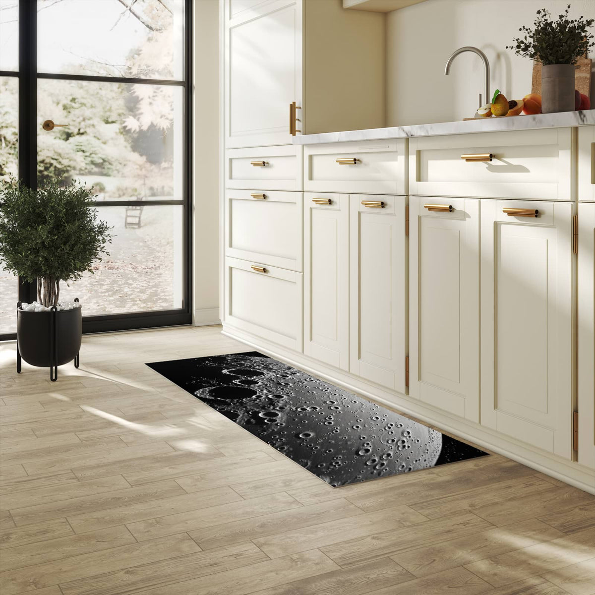 Feuchtigkeitsresistenter Küchenteppich mit Motiv Mondoberfläche in heller Küche