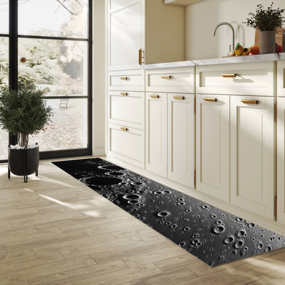 Bodenschonender waschbarer Küchenteppich mit Motiv Mondoberfläche in heller Küche