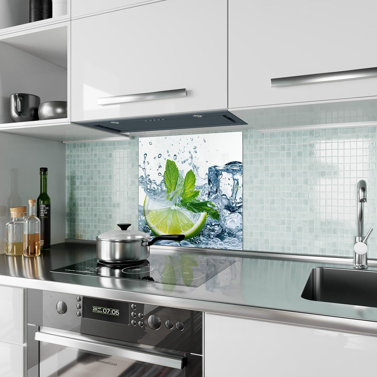Küchenrückwand aus Glas Limette mit Minze im quadratischen Format als Spritzschutz hinter dem Kochfeld, über dem Fliesenspiegel montiert