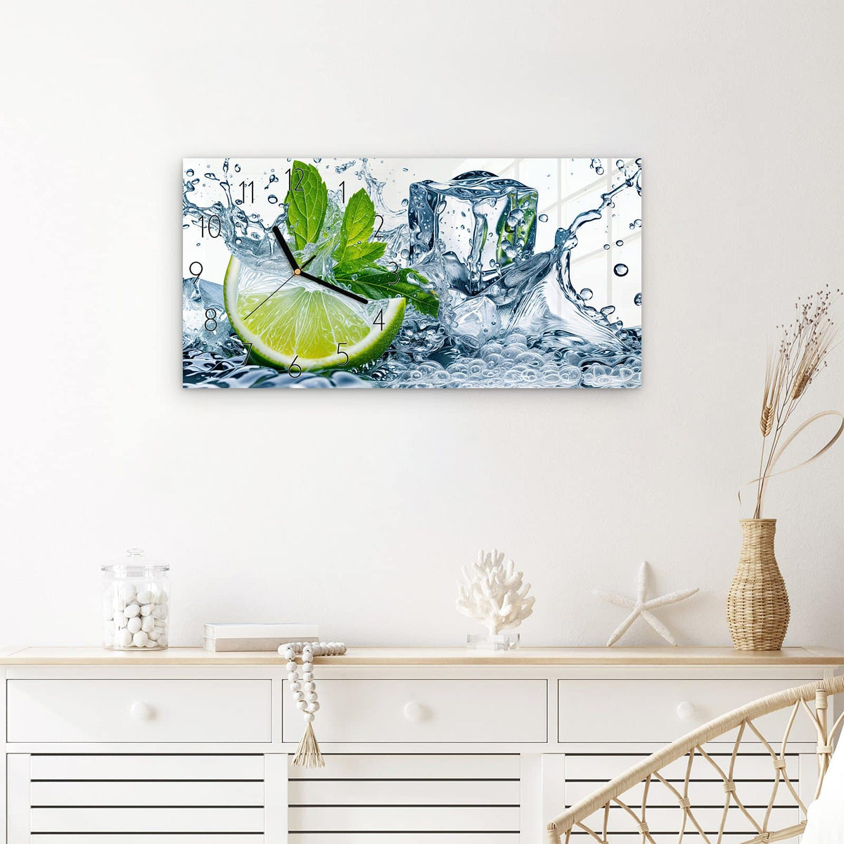 Wanduhr Limettenspritzer aus Glas – Querformat 60 × 30 cm – Limettenschnitz mit Minze im Spritzwasser
