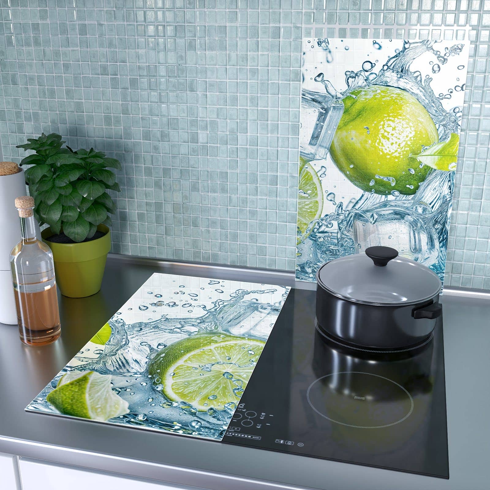 2-teilige Herdabdeckplatte für Ceranfeld mit Spritzende Limetten-Motiv als Spritzschutz hinter dem Kochfeld
