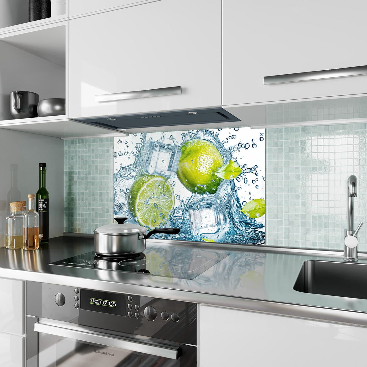 Küchenrückwand aus Glas Limetten mit Eis im Hochformat als Spritzschutz hinter dem Kochfeld, über dem Fliesenspiegel montiert