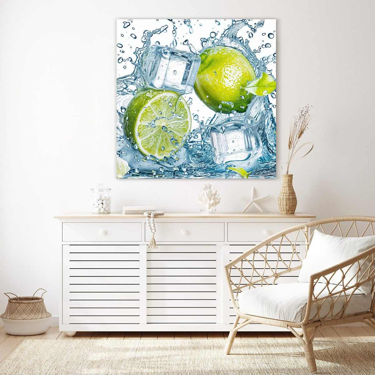 Glasbild Limetten mit Eis an der Wand – Ganze Limette, halbe Limette und Eiswürfel in aufspritzendem Wasser